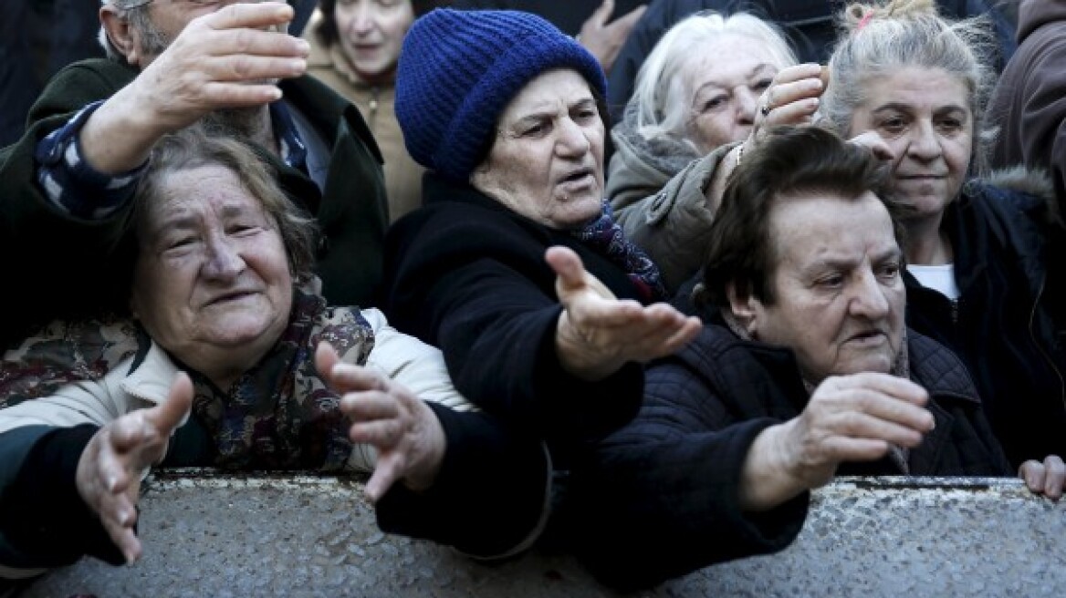 Συγκλονιστικές εικόνες: Ουρές απόγνωσης από ηλικιωμένους για λίγα φρούτα στον Κολωνό